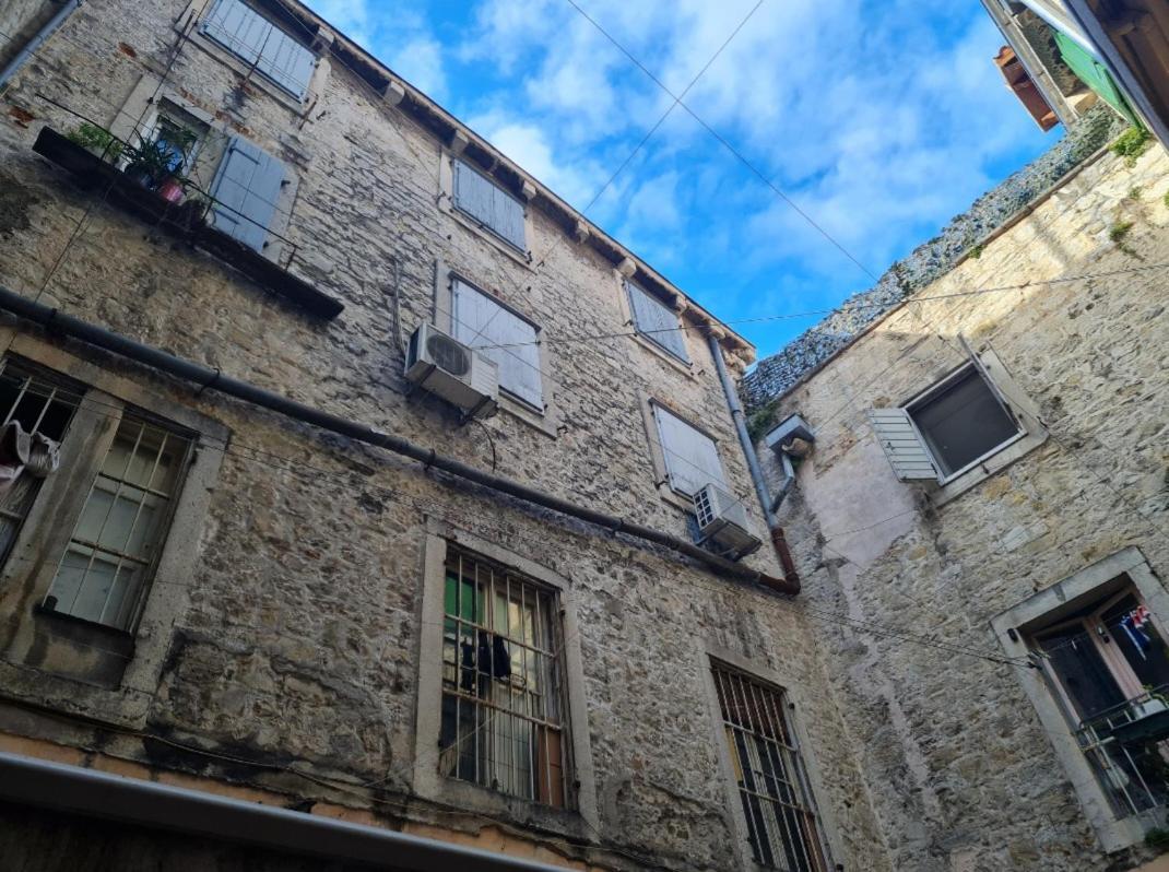 Inchy Accommodation - In The Center Of Diocletian'S Palace Сплит Экстерьер фото