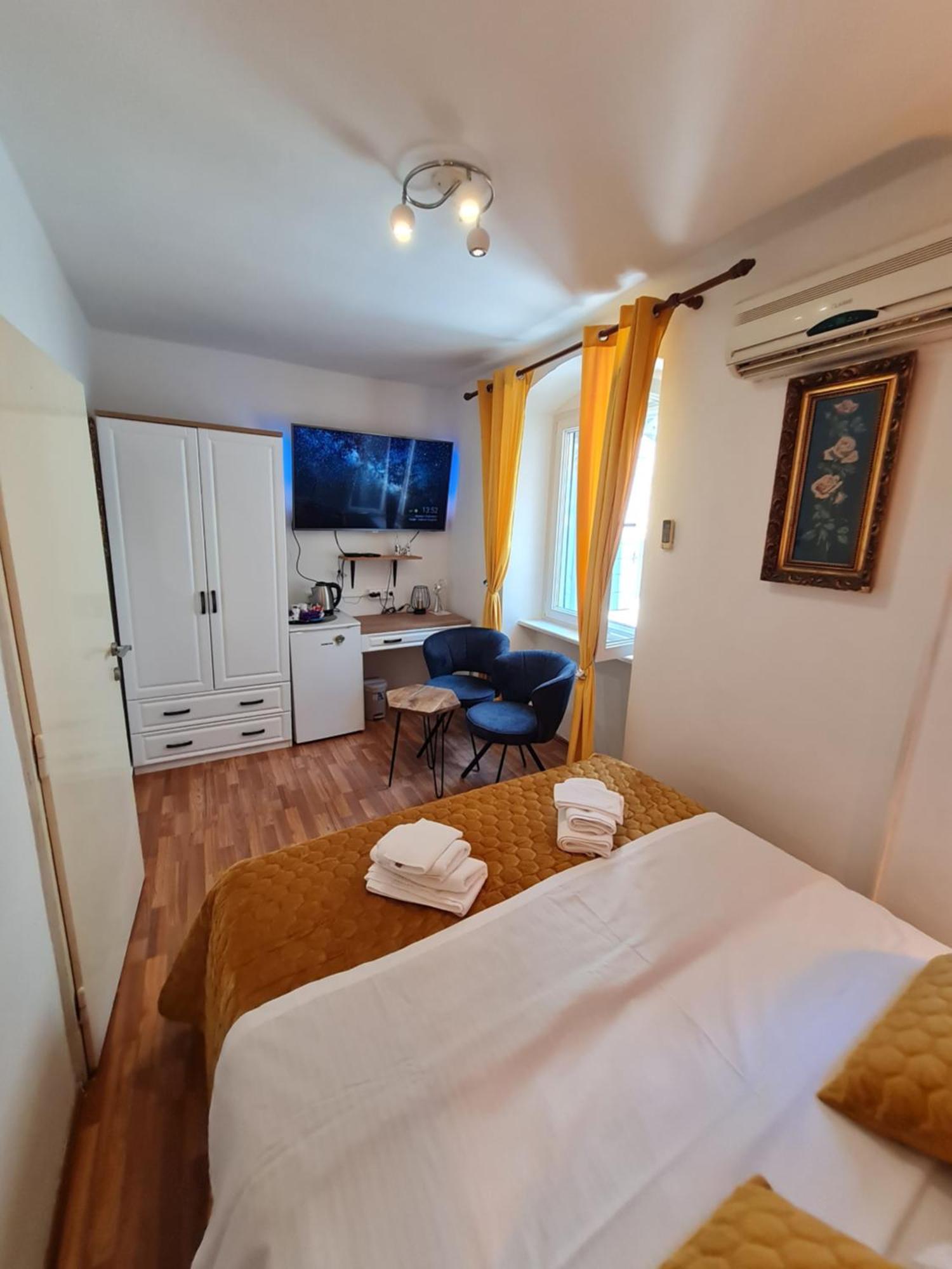 Inchy Accommodation - In The Center Of Diocletian'S Palace Сплит Экстерьер фото